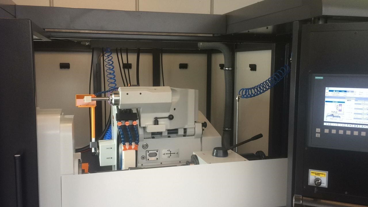 Рабочая зона шлифовального станка UB 32 - 1000 CNC TOS HOSTIVAR Рабочая зона шлифовального станка UB 32 - 1000 CNC TOS HOSTIVAR